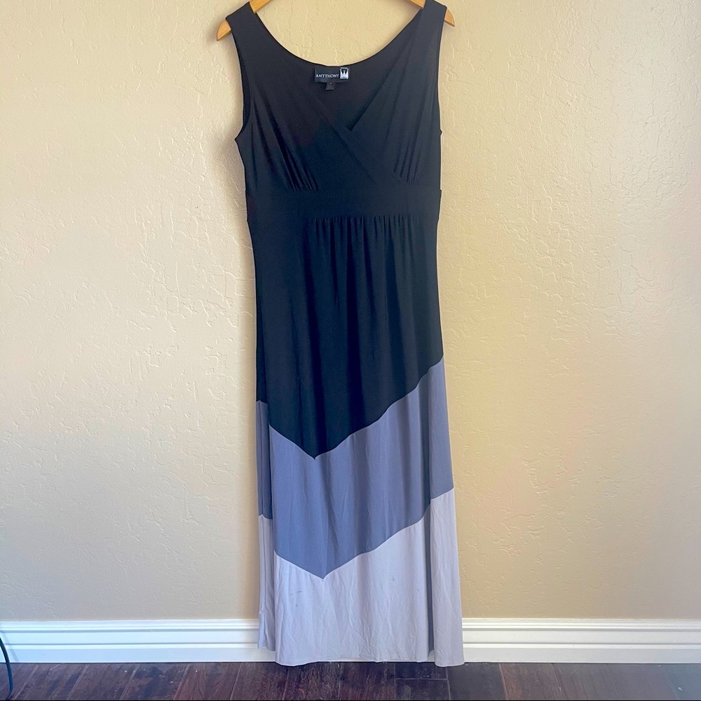 ANTTHONY MEDIUM MAXI DRESS black and grey v neck